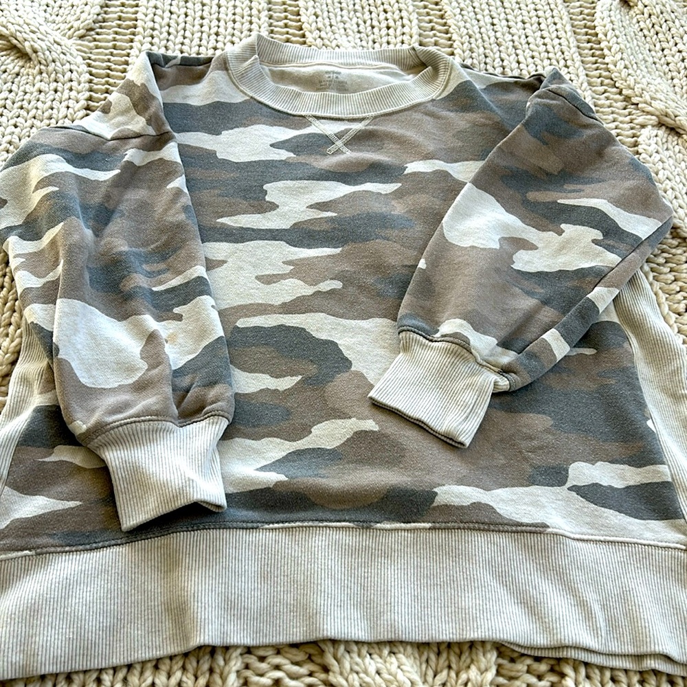 Camo side slit sweatshirt